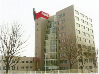 <b>Coca Cola, Zagreb</b>,  4.000 m2, keramičke ploče 900x600x10 mm<br>Sistem s vidljivim kopčama<br>-keramičke fasade<br>-eternit fasade<br>-škriljevac fasade