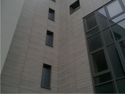 <b>Galerija Riječka, Rijeka 1.000 m2</b><br> keramičke ploče 100x50x 1 cm <br>-koriste se Zela držači za centrično opterećenje<br>-za sve vrste ventiliranih fasada<br>-posebno za zidove od šuplje cigle i siporexa (porobeton, ytong